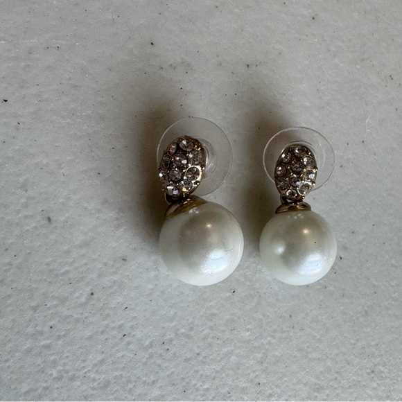 Elegant Pearl and Crystal‎ Earrings - Picture 2 of 4
